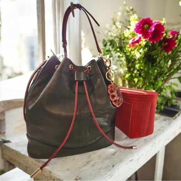 Vintage Burberry’s Black Leather Drawstring Bucket Bag & Burberry Bag Charm Set - Picture 5 of 16